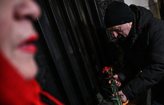 К посольствам Турции и Сирии несут цветы в  память о погибших в результате землетрясения