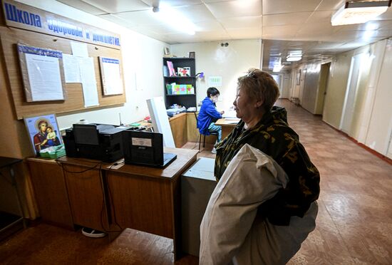 Пенсионерка-волонтер А. Курилова в военном госпитале Луганска