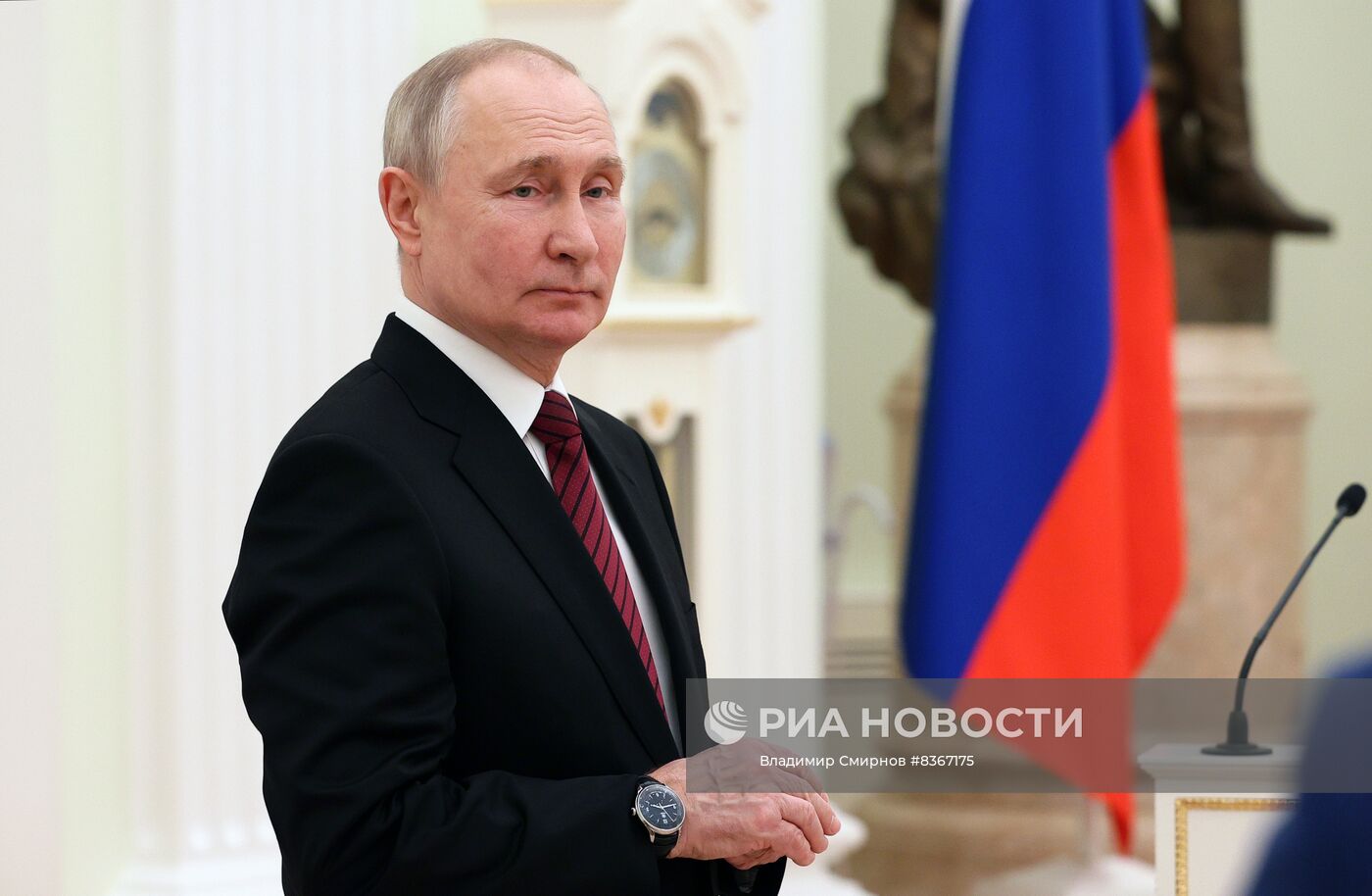 Президент РФ В. Путин вручил премии в области науки и инновации за 2022 год молодым ученым