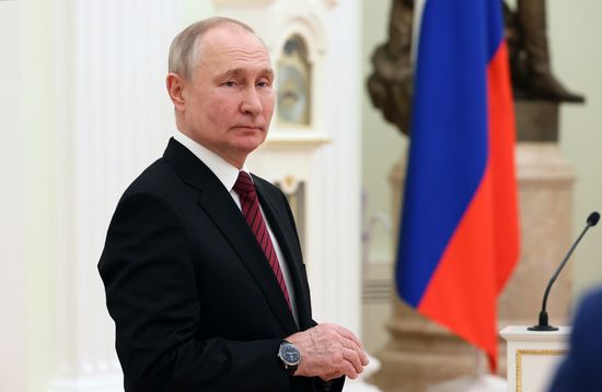Президент РФ В. Путин вручил премии в области науки и инновации за 2022 год молодым ученым 