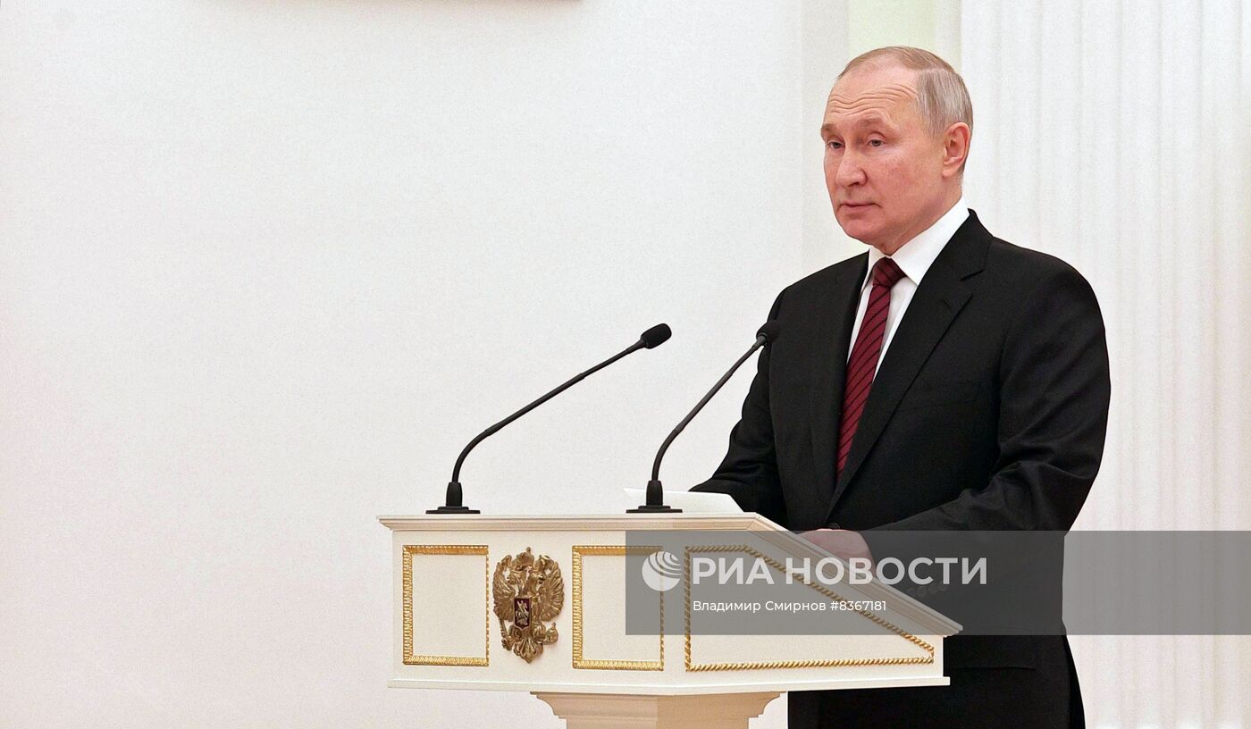 Президент РФ В. Путин вручил премии в области науки и инновации за 2022 год молодым ученым 