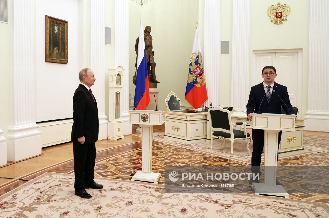 Президент РФ В. Путин вручил премии в области науки и инновации за 2022 год молодым ученым