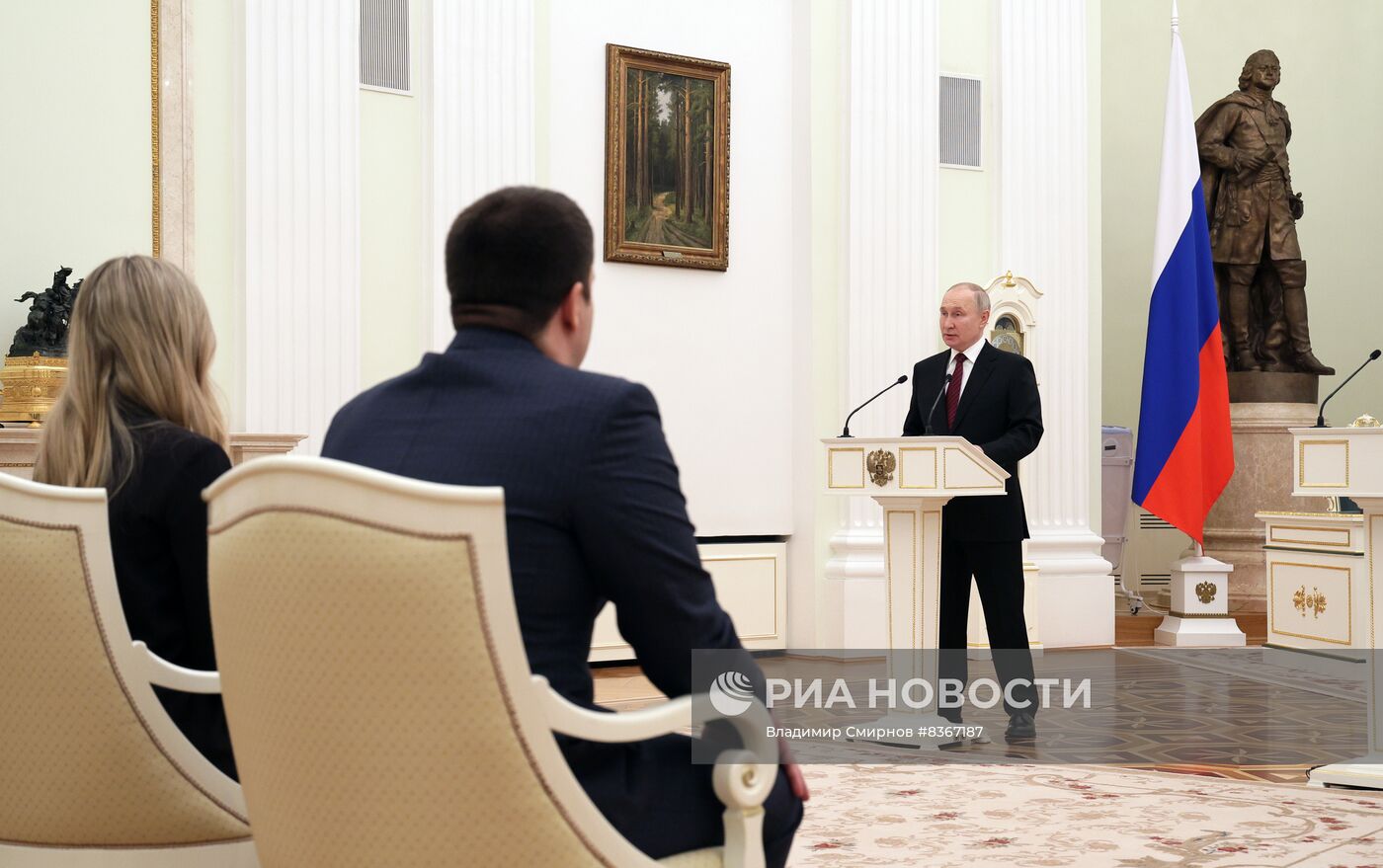 Президент РФ В. Путин вручил премии в области науки и инновации за 2022 год молодым ученым