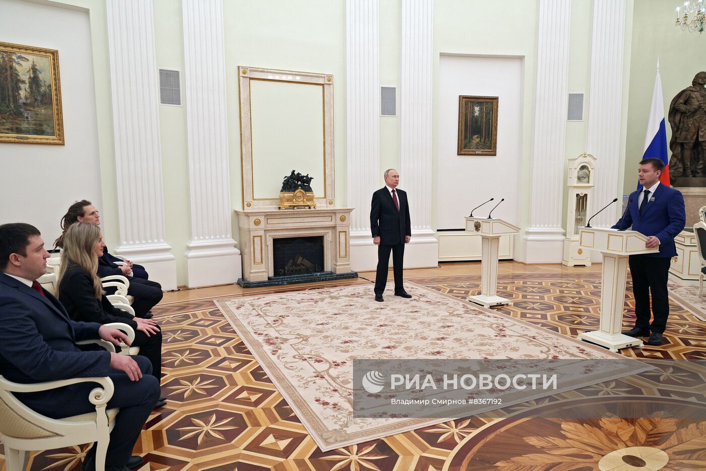 Президент РФ В. Путин вручил премии в области науки и инновации за 2022 год молодым ученым