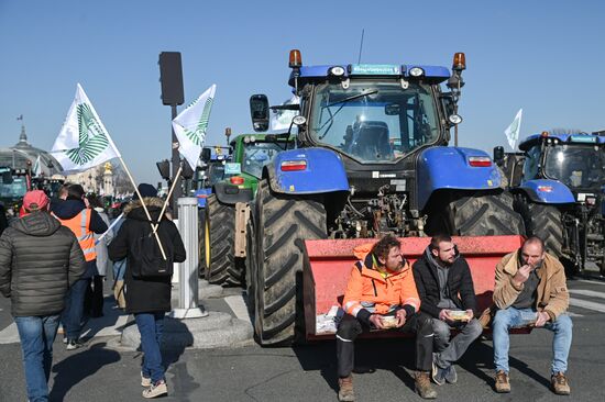 Протесты продолжаются в Париже