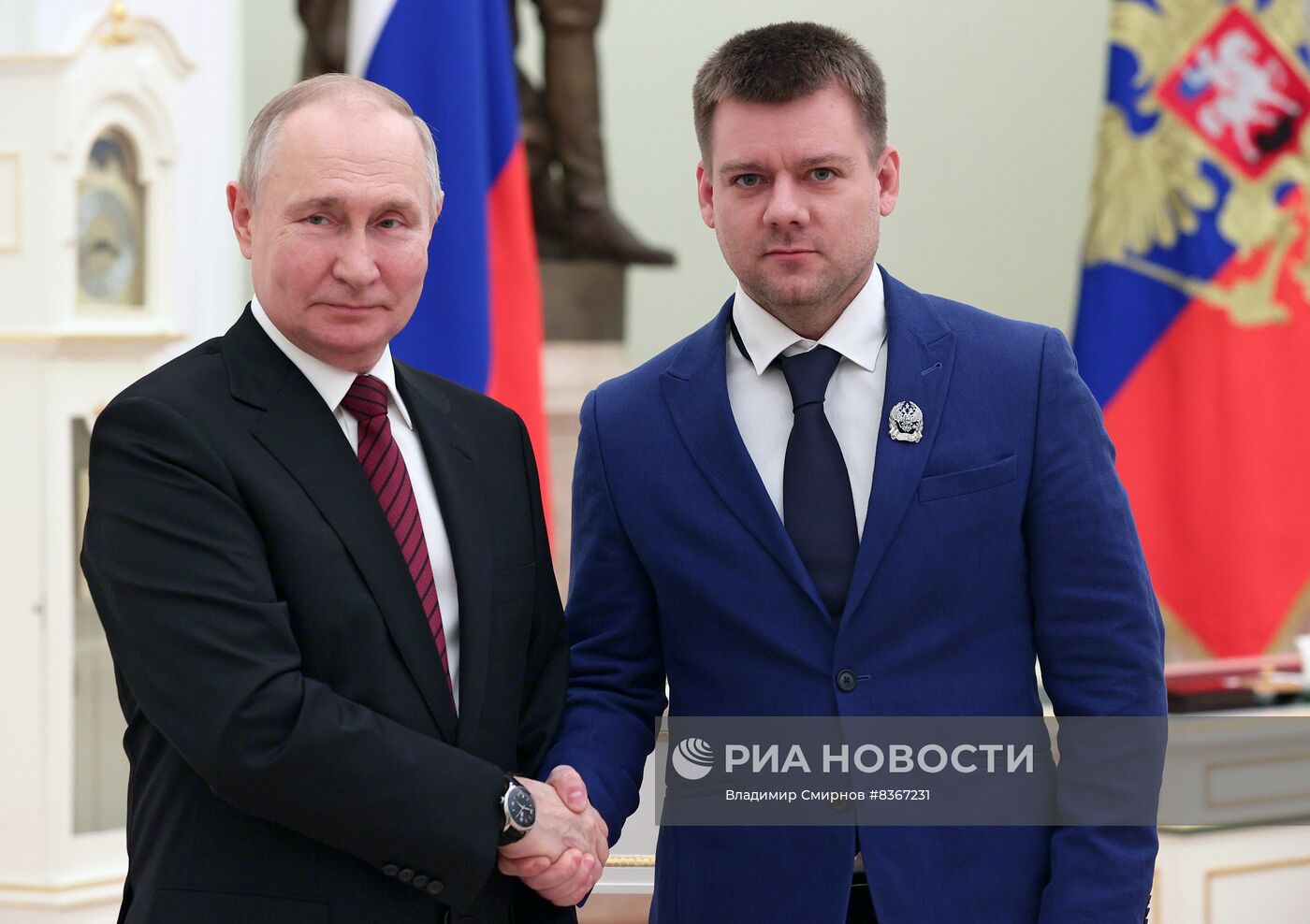 Президент РФ В. Путин вручил премии в области науки и инновации за 2022 год молодым ученым