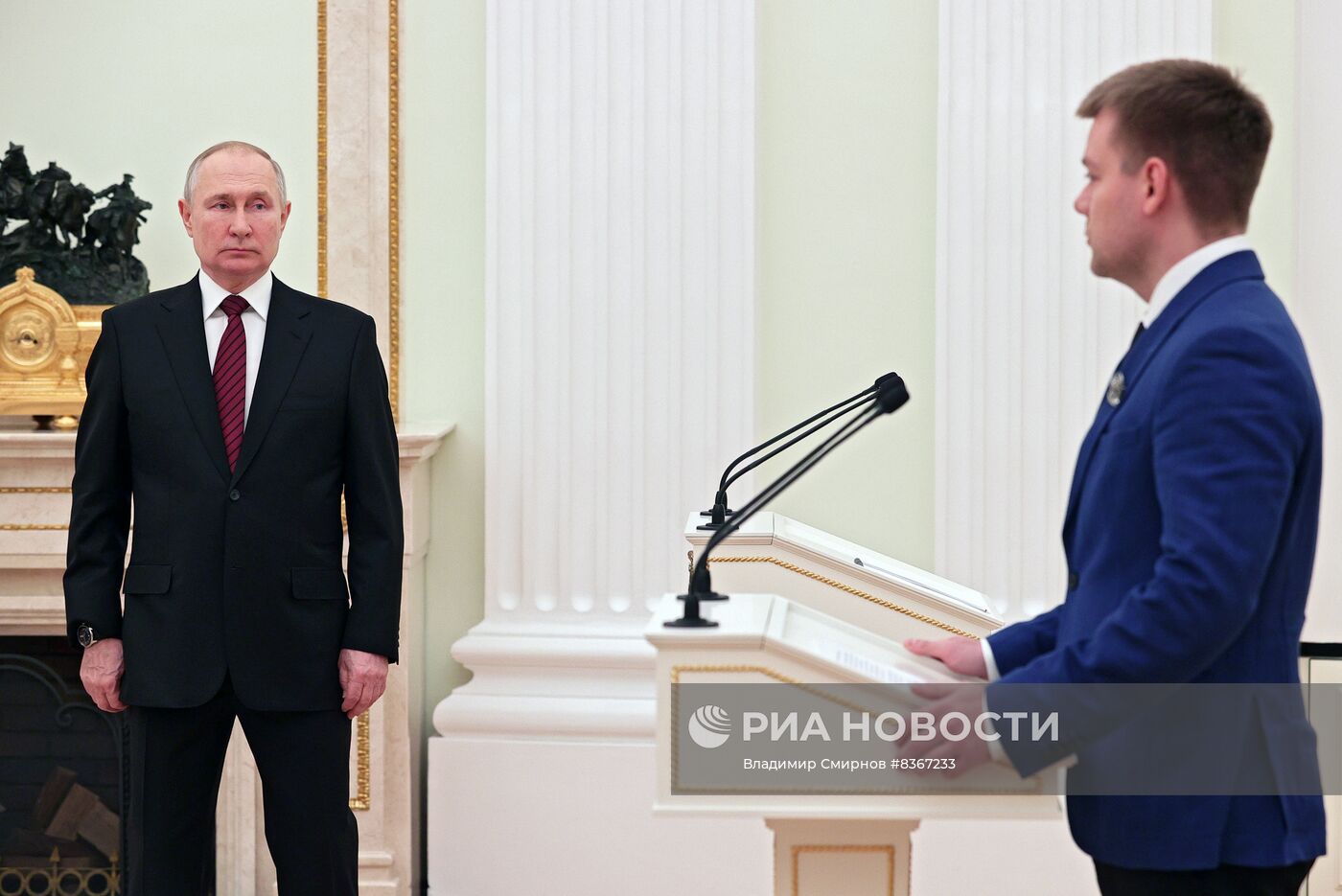 Президент РФ В. Путин вручил премии в области науки и инновации за 2022 год молодым ученым