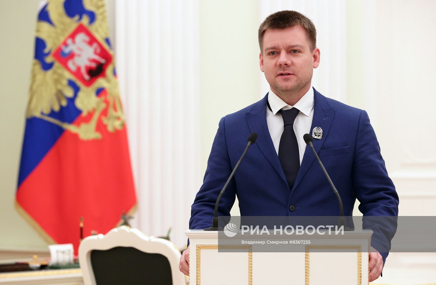 Президент РФ В. Путин вручил премии в области науки и инновации за 2022 год молодым ученым