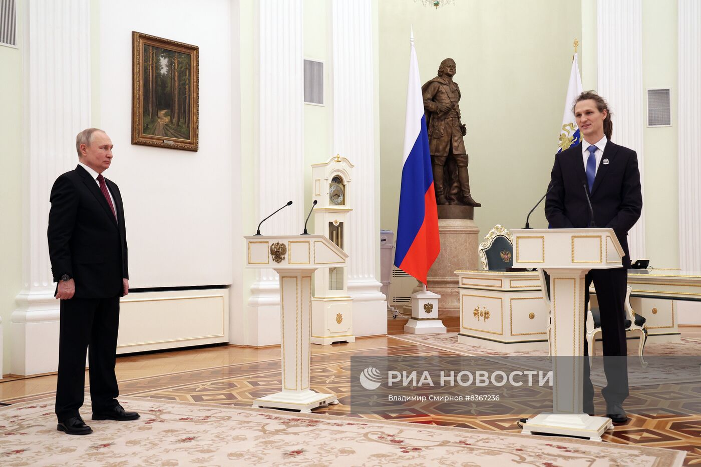 Президент РФ В. Путин вручил премии в области науки и инновации за 2022 год молодым ученым