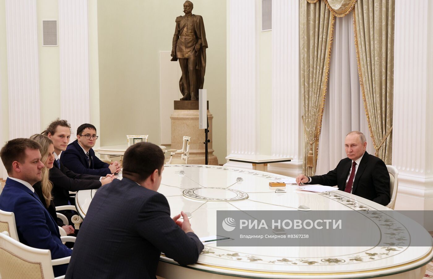 Президент РФ В. Путин вручил премии в области науки и инновации за 2022 год молодым ученым