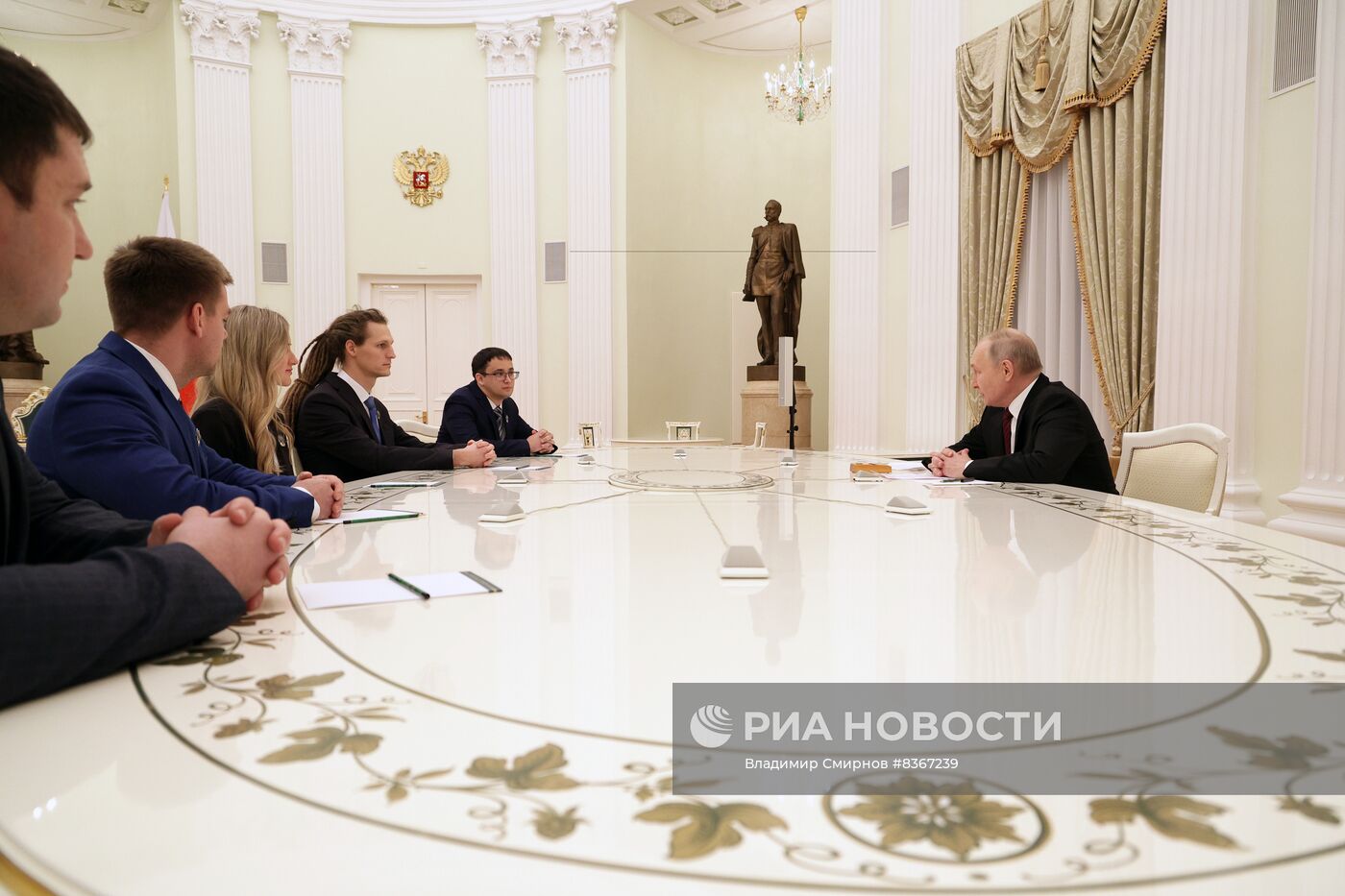 Президент РФ В. Путин вручил премии в области науки и инновации за 2022 год молодым ученым