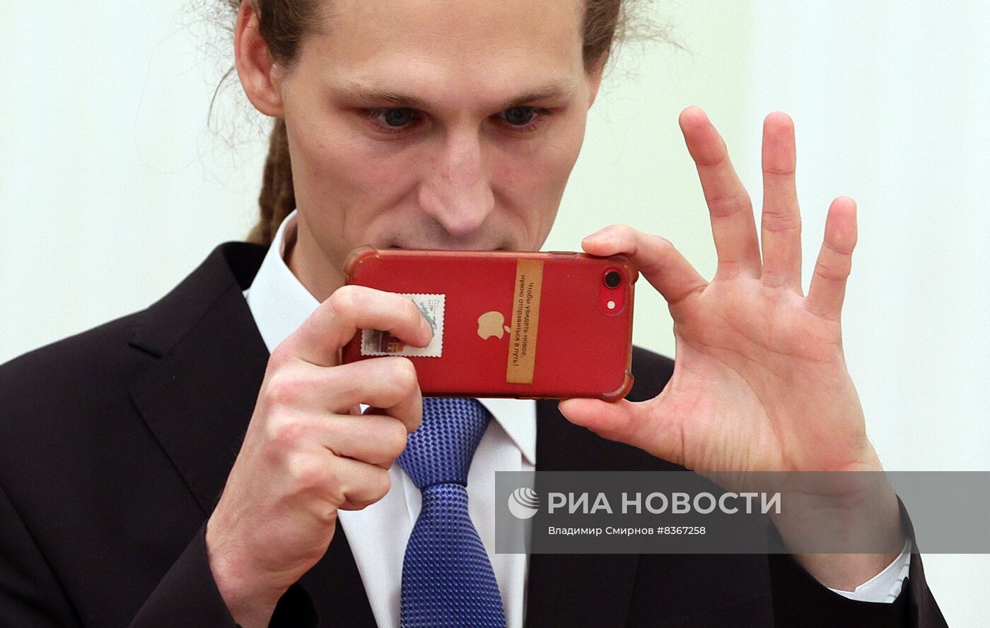 Президент РФ В. Путин вручил премии в области науки и инновации за 2022 год молодым ученым