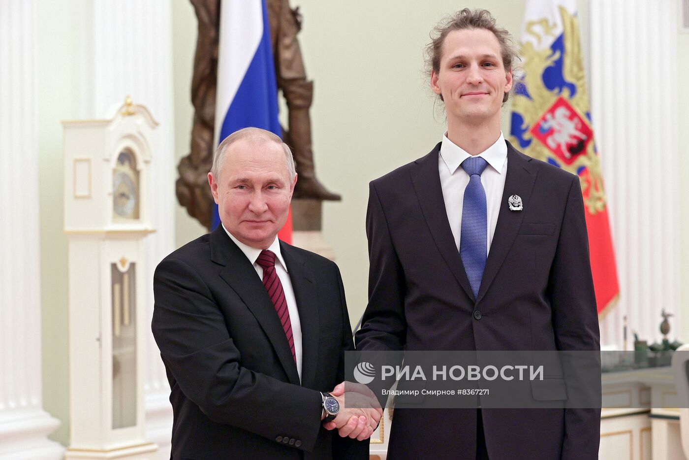 Президент РФ В. Путин вручил премии в области науки и инновации за 2022 год молодым ученым 