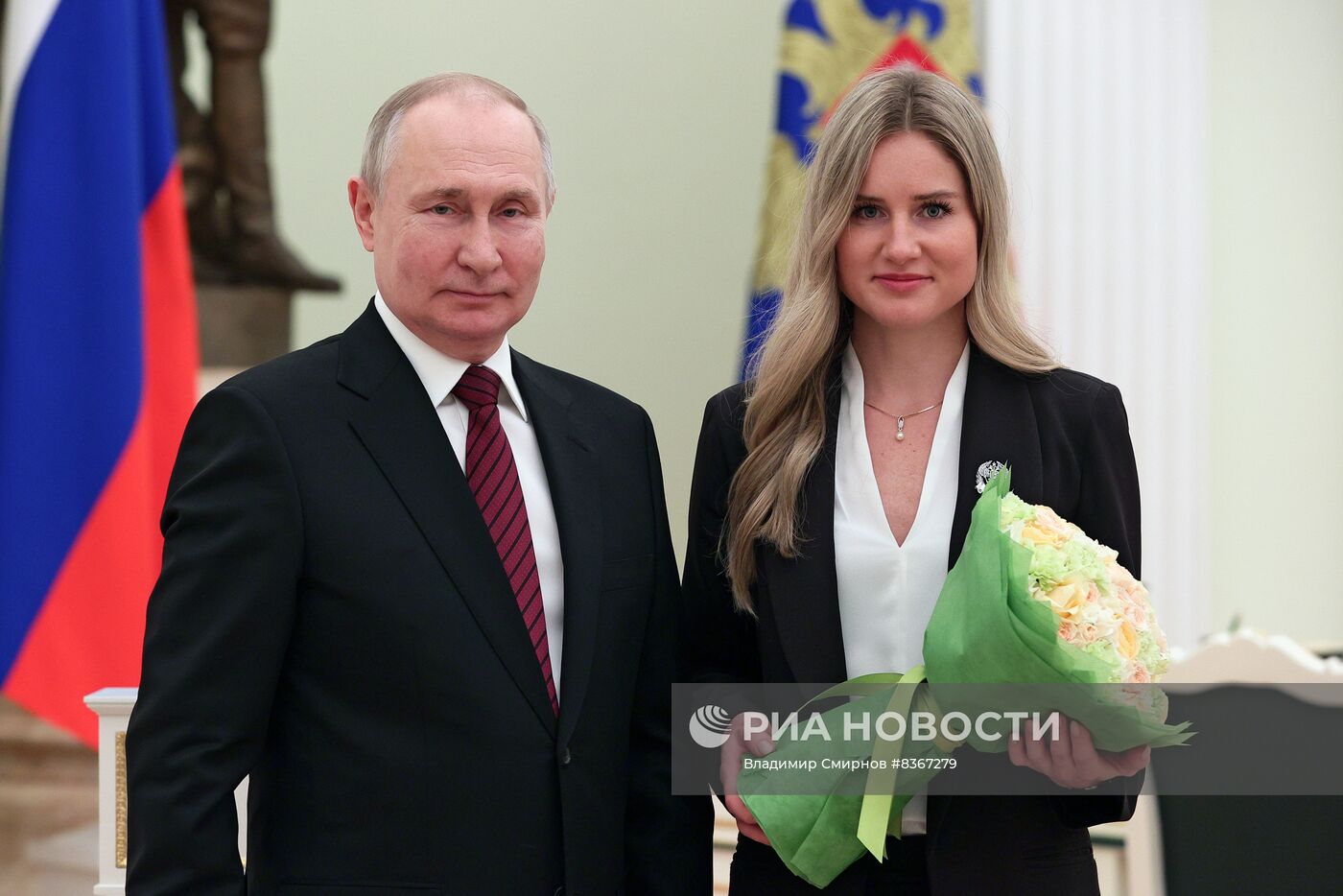 Президент РФ В. Путин вручил премии в области науки и инновации за 2022 год молодым ученым