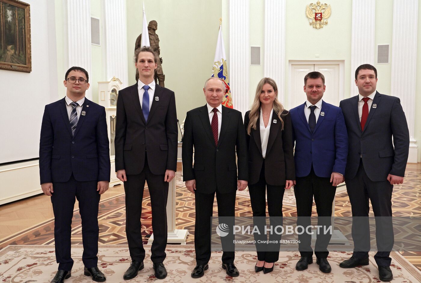 Президент РФ В. Путин вручил премии в области науки и инновации за 2022 год молодым ученым