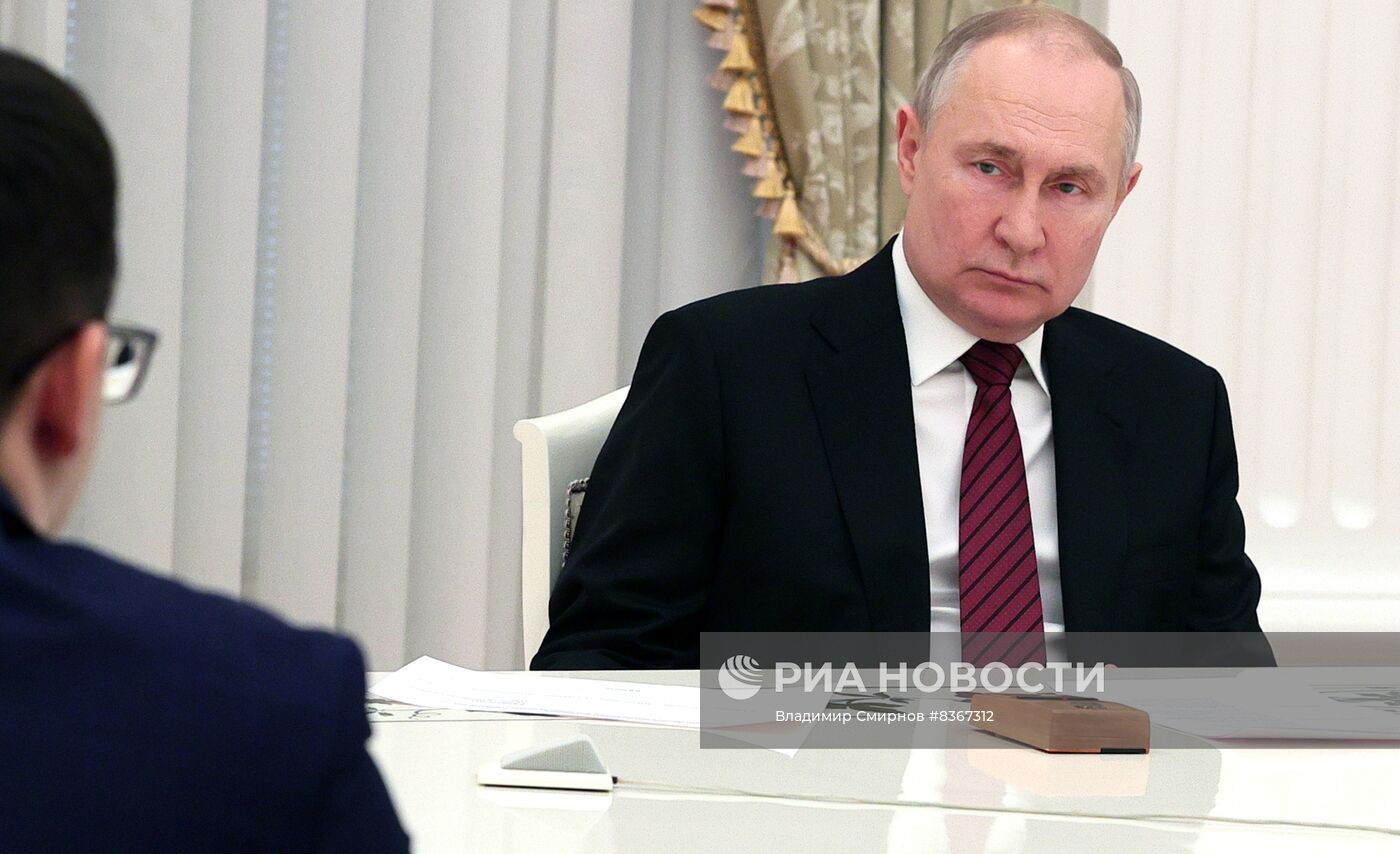 Президент РФ В. Путин вручил премии в области науки и инновации за 2022 год молодым ученым