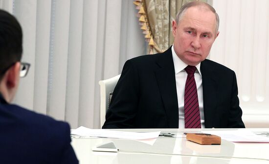 Президент РФ В. Путин вручил премии в области науки и инновации за 2022 год молодым ученым 