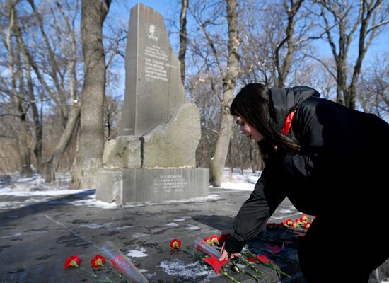 Траурные мероприятия в ЛНР по случаю годовщины расстрела молодогвардейцев