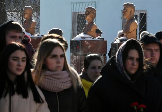 Траурные мероприятия в ЛНР по случаю годовщины расстрела молодогвардейцев