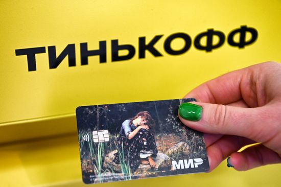 Тинькофф Банк украсил свои банкоматы и карты картинами известных художников