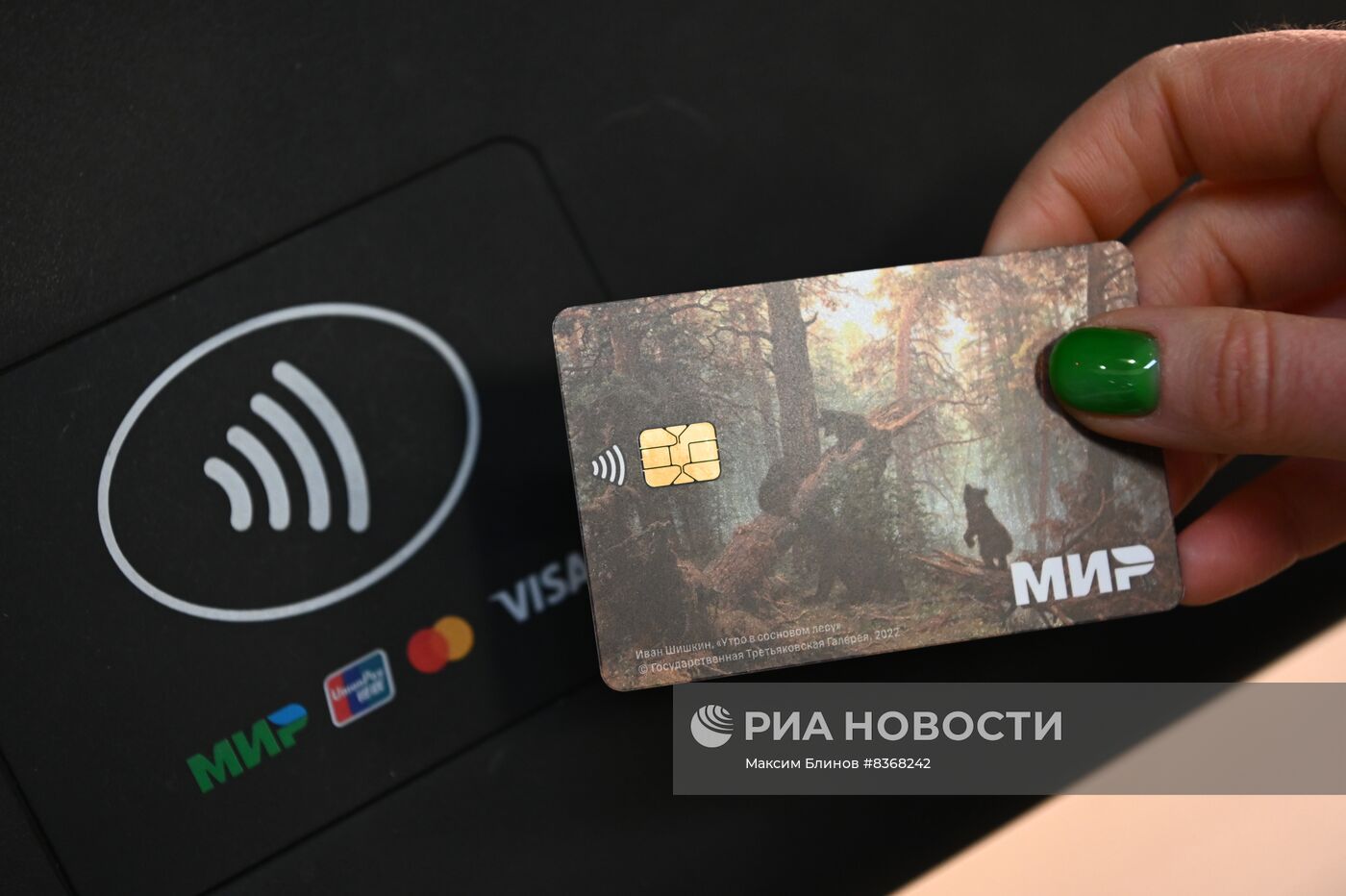 Тинькофф Банк украсил свои банкоматы и карты картинами известных художников