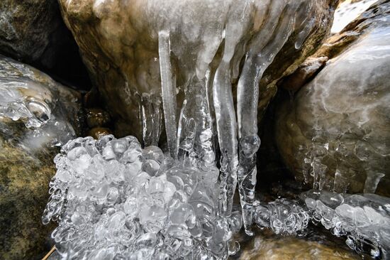Из-за холодной погоды в Крыму замерз водопад Учан-Су