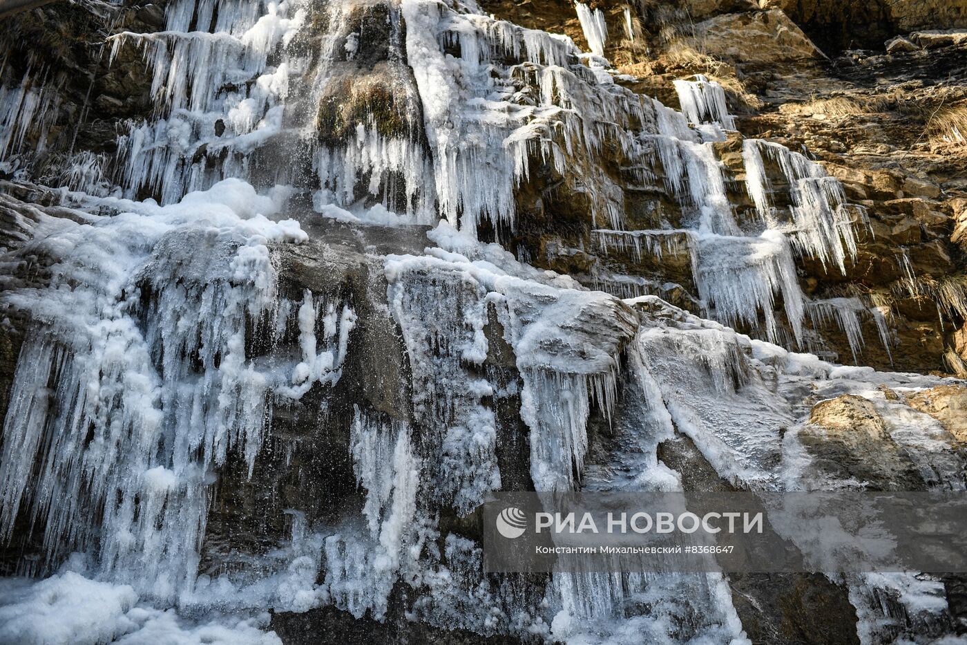 Из-за холодной погоды в Крыму замерз водопад Учан-Су