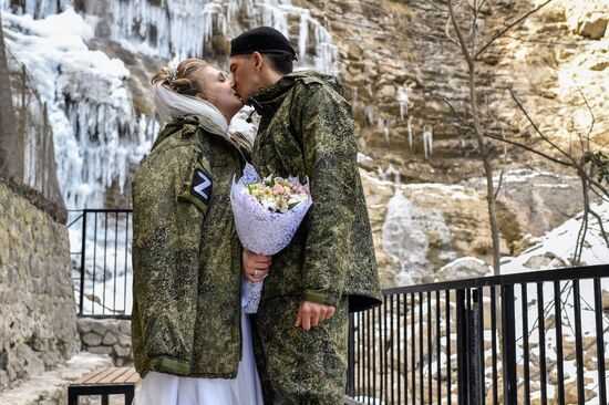 Из-за холодной погоды в Крыму замерз водопад Учан-Су