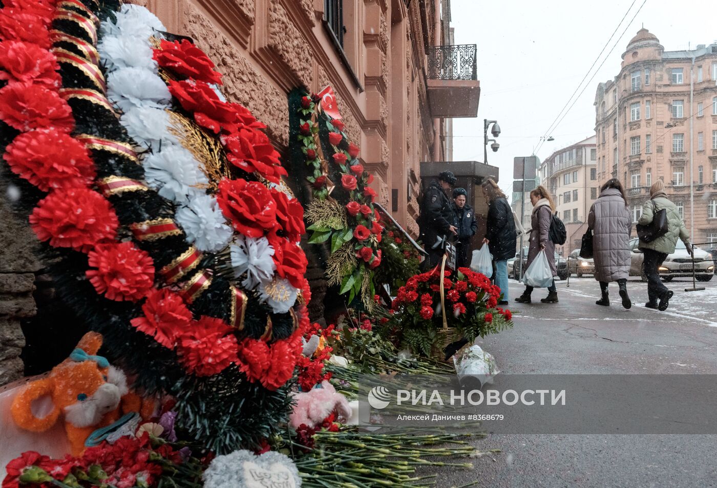 Работа пункта гуманитарной помощи в турецком консульстве в Санкт-Петербурге