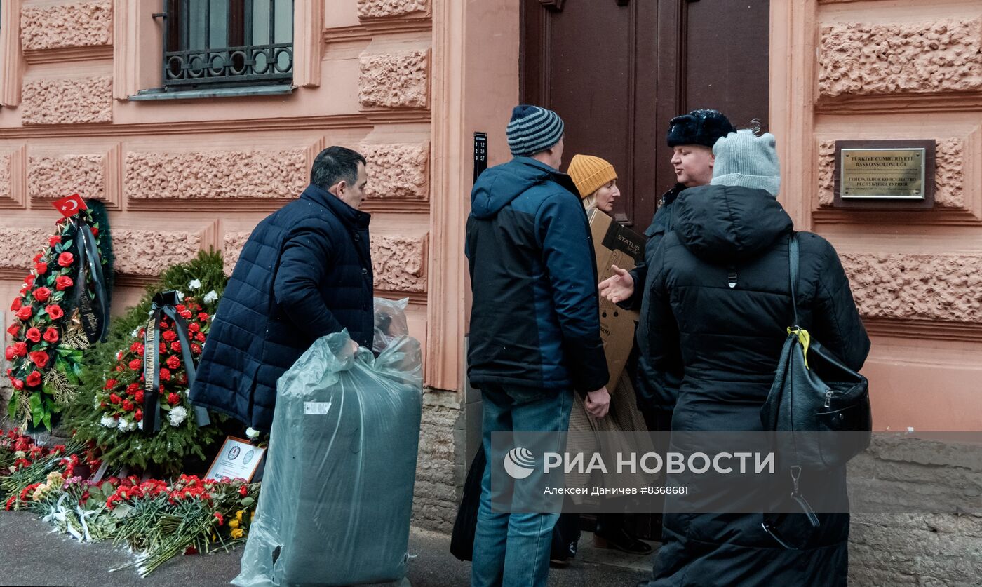 Работа пункта гуманитарной помощи в турецком консульстве в Санкт-Петербурге