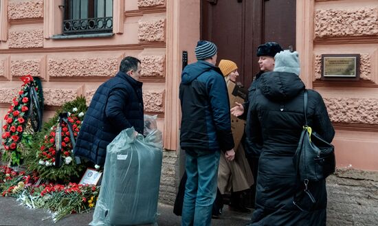 Работа пункта гуманитарной помощи в турецком консульстве в Санкт-Петербурге