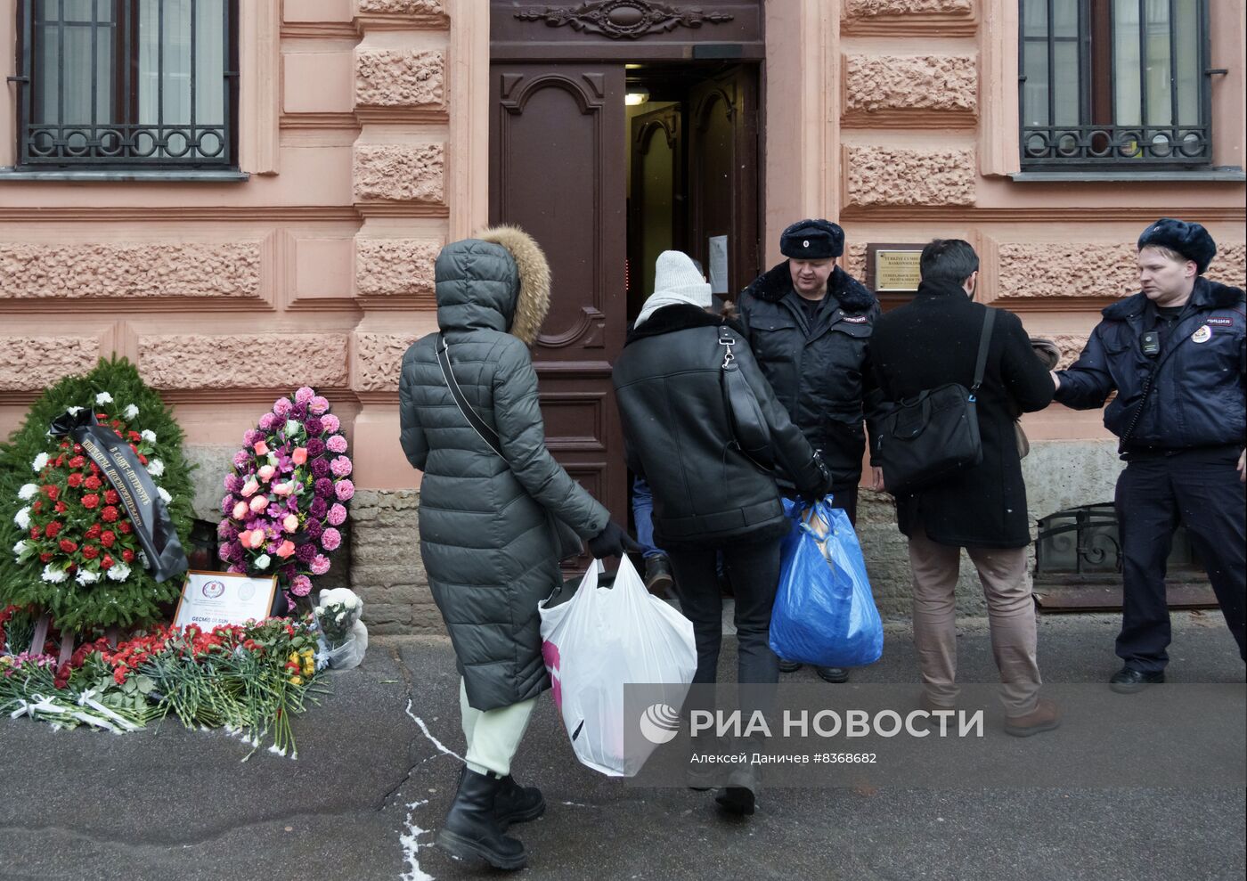 Работа пункта гуманитарной помощи в турецком консульстве в Санкт-Петербурге