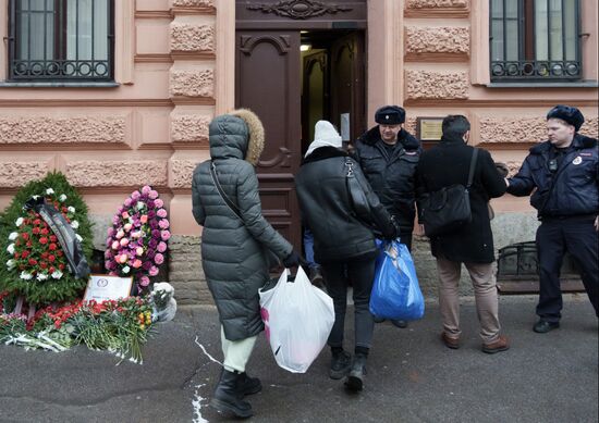 Работа пункта гуманитарной помощи в турецком консульстве в Санкт-Петербурге