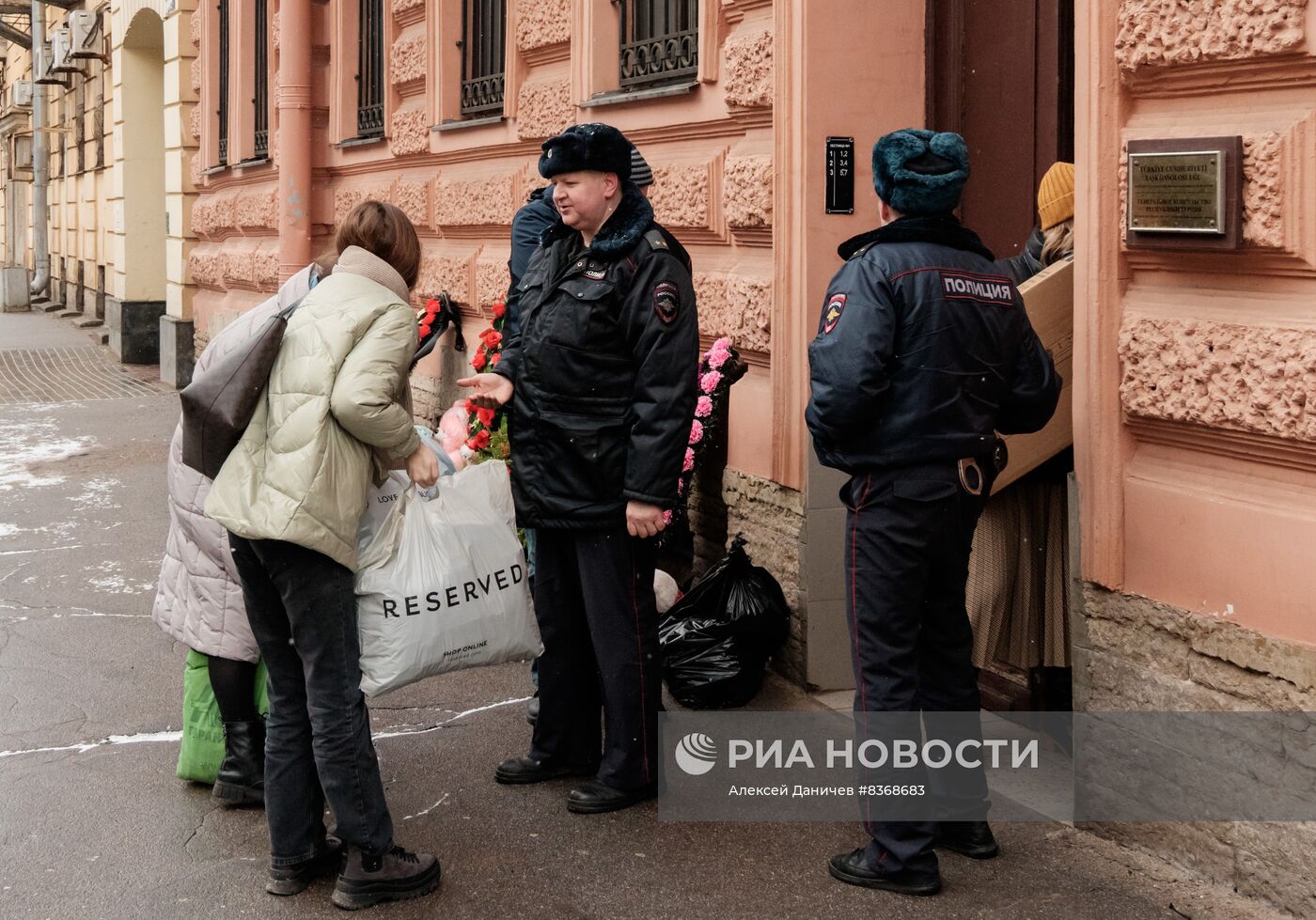 Работа пункта гуманитарной помощи в турецком консульстве в Санкт-Петербурге