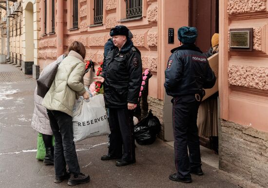 Работа пункта гуманитарной помощи в турецком консульстве в Санкт-Петербурге