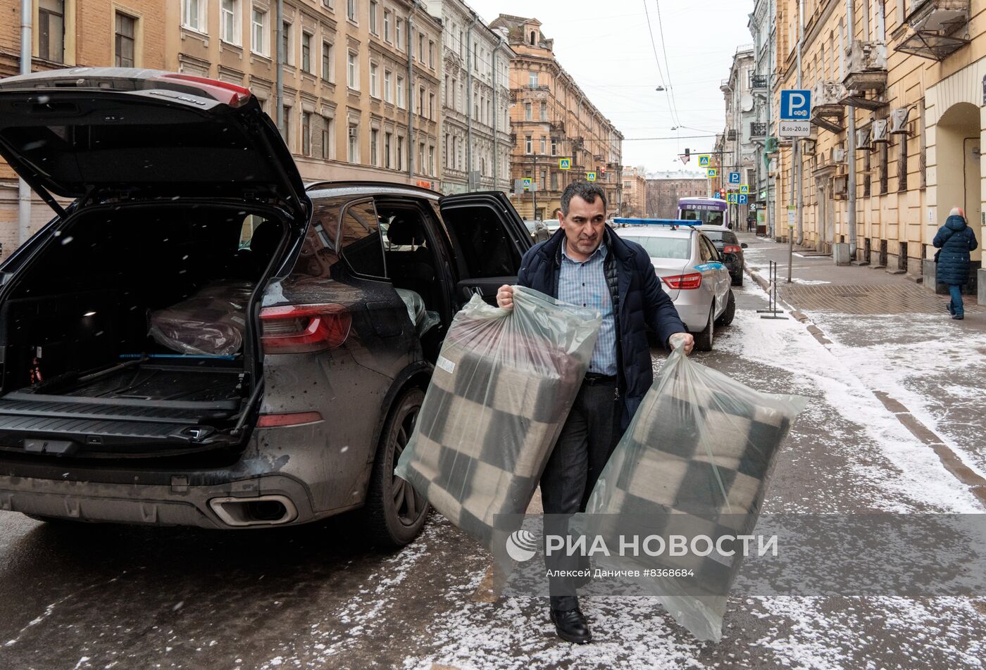 Работа пункта гуманитарной помощи в турецком консульстве в Санкт-Петербурге