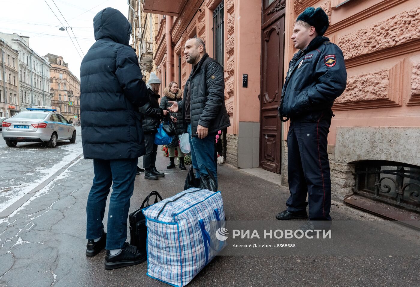 Работа пункта гуманитарной помощи в турецком консульстве в Санкт-Петербурге