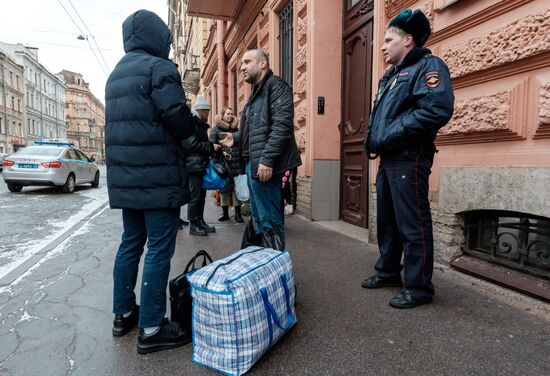 Работа пункта гуманитарной помощи в турецком консульстве в Санкт-Петербурге