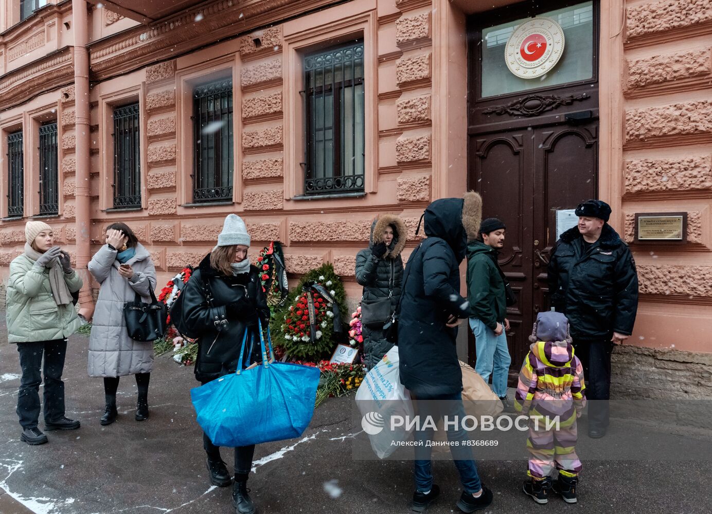 Работа пункта гуманитарной помощи в турецком консульстве в Санкт-Петербурге