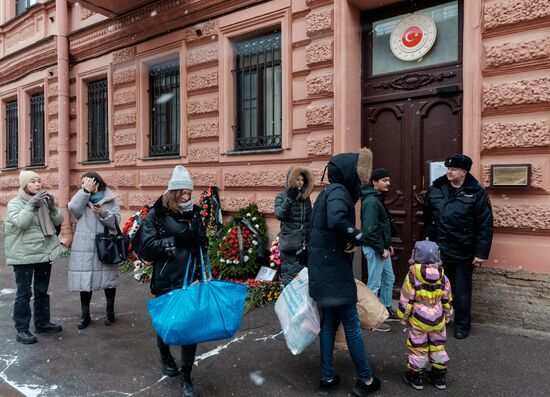 Работа пункта гуманитарной помощи в турецком консульстве в Санкт-Петербурге