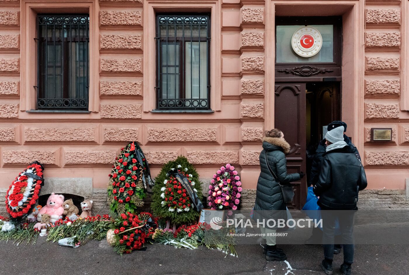 Работа пункта гуманитарной помощи в турецком консульстве в Санкт-Петербурге