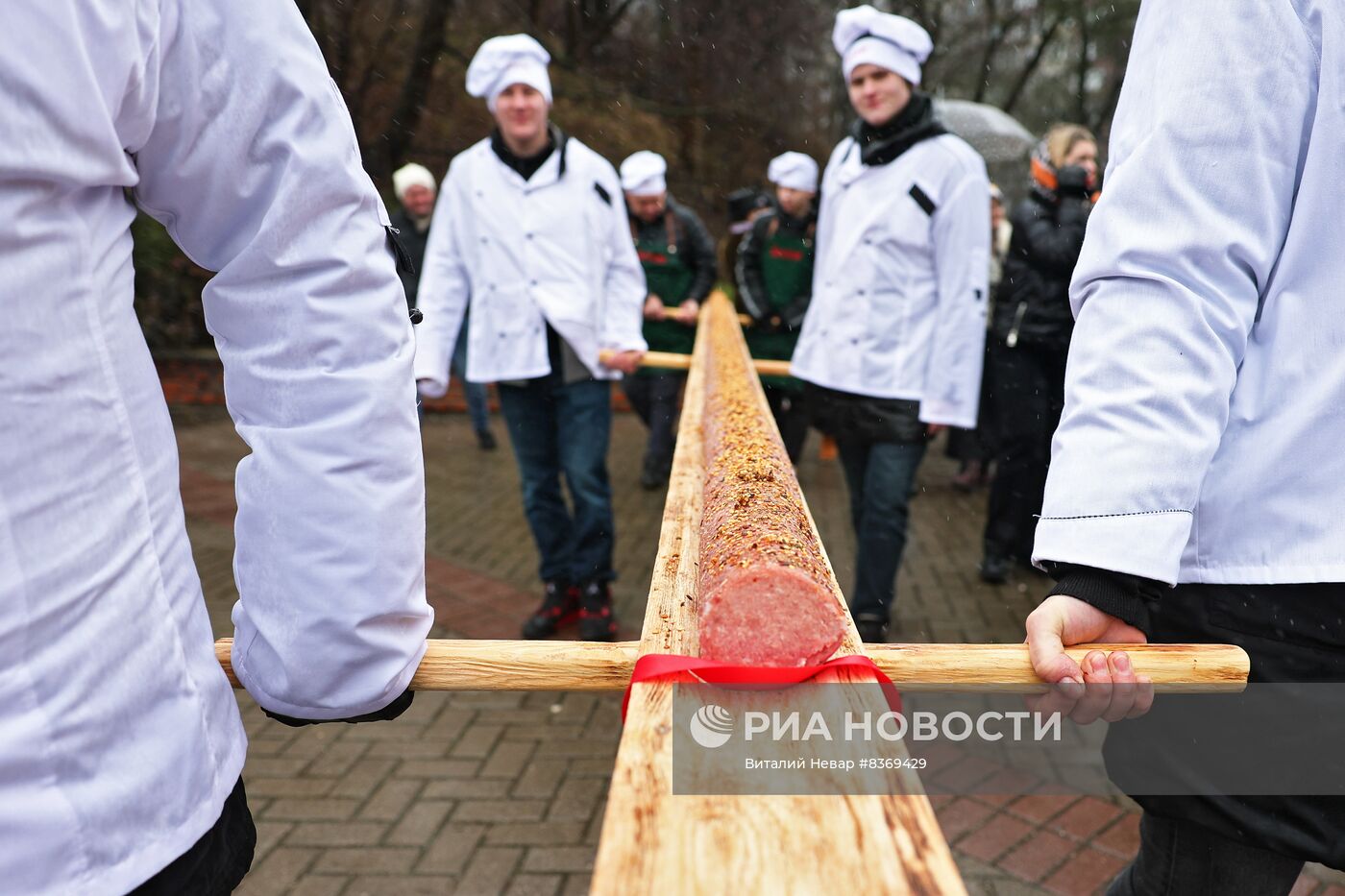 Праздник длинной колбасы. Праздник длинной колбасы в Калининграде. Самая длинная колбаса.