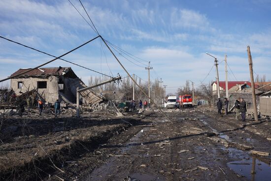 Последствия попадания ракеты HIMARS в жилой дом в Донецке
