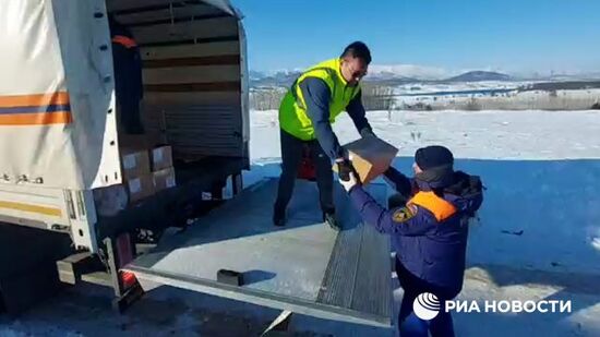 Российские спасатели привезли гумпомощь в чеченскую деревню в Турции