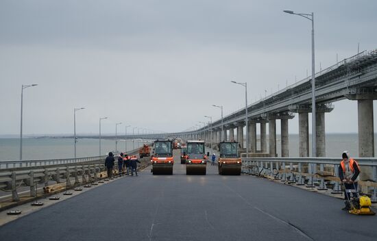 Закончено асфальтирование новых пролетов Крымского моста