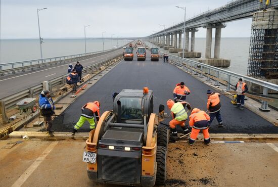 Закончено асфальтирование новых пролетов Крымского моста