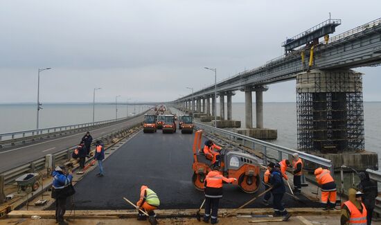 Закончено асфальтирование новых пролетов Крымского моста