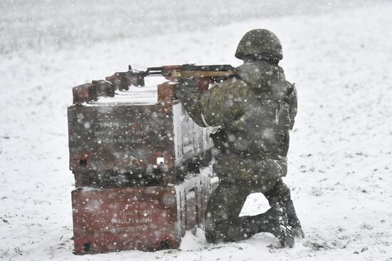 Подготовка мобилизованных военнослужащих РФ на полигоне в Запорожской области