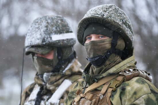 Подготовка мобилизованных военнослужащих РФ на полигоне в Запорожской области