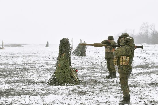 Подготовка мобилизованных военнослужащих РФ на полигоне в Запорожской области